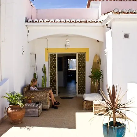 بيت شباب Bura Surfhouse *