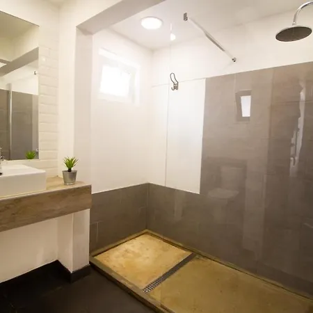 بيت شباب Bura Surfhouse *